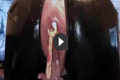 Perverse Scat Oma in Latex kackt